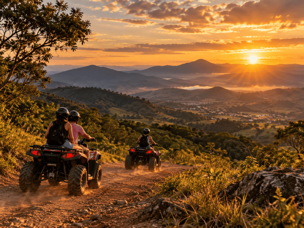 Pessoas em quadriciclos numa estrada de terra, com serras ao fundo ao pôr do sol.